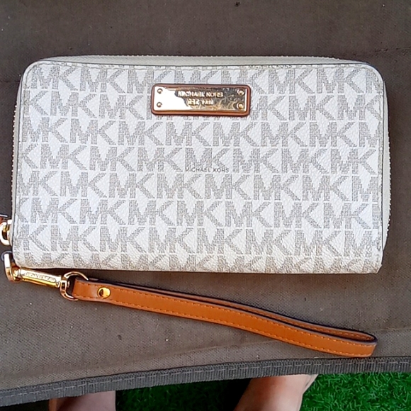 MICHAEL Michael Kors Handbags - Michael Kors JetSet Wallet W/Removable Wristlet!